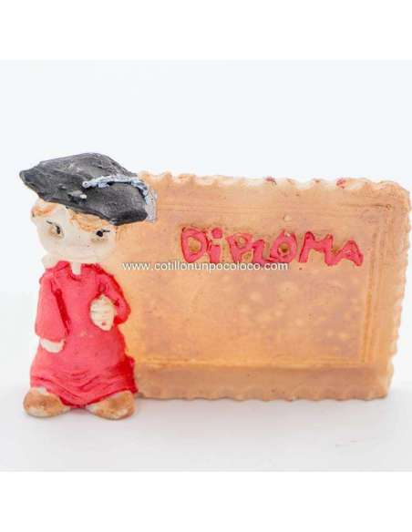EGRESADO TUNICA ROJA CON DIPLOMA