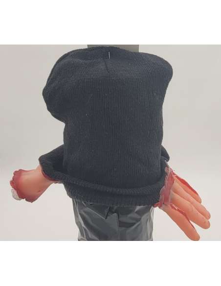 GORRO CON MANO